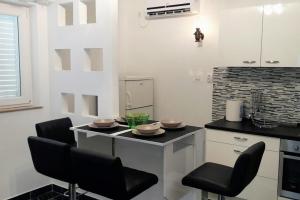 Family-friendly apartments with swimming pool Kneza, Korcula - 9130