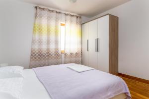 Apartments with a parking space Pakostane, Biograd - 18782