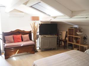 Maisons de vacances Small holiday home with courtyard, Bellegarde : photos des chambres