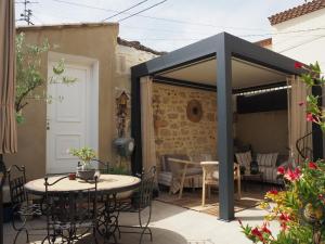 Maisons de vacances Small holiday home with courtyard, Bellegarde : photos des chambres