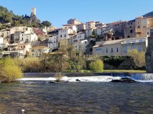 Maisons de vacances Elegant house with terrace by the river : photos des chambres