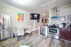 4BR HOME SLEEPS 13 DOWNTOWNPet FriendlyEVCharger
