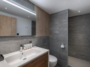 Spacieux appartement familial à Courchevel, proche pistes, avec balcon et services inclus - FR-1-562-76