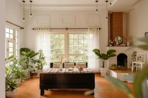 Biệt Thự Nhìn Ra Vườn (Villa with Garden View)