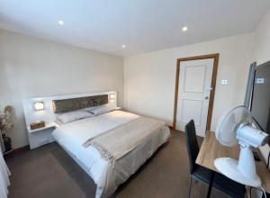 Comfy Room for ONE person - Netflix, Amazon Prime & Disney Plus