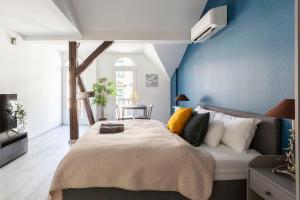 Rustic Central Studios by LH