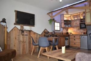 Appartements SUPERBE T2 classe 3 etoiles 45m2-WIFI gratuit-STYLE CHALET VUE PANO : photos des chambres