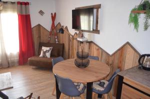 Appartements SUPERBE T2 classe 3 etoiles 45m2-WIFI gratuit-STYLE CHALET VUE PANO : photos des chambres