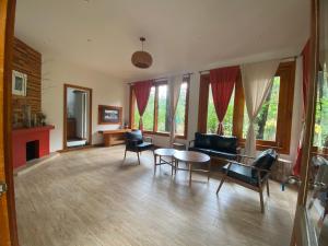 Biệt Thự Nhìn Ra Vườn (Villa with Garden View)