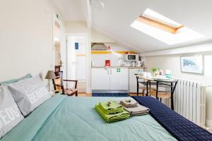 skyaccommodations Studio 3+ kitchen and double bed