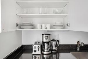 UES 1br w elevator doorman nr Central Park NYC-1186