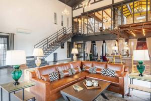 StayVistas The Barn House - Farm-View Villa with with bonfire, Indoor Pool & Bar