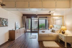 StayVistas The Barn House - Farm-View Villa with with bonfire, Indoor Pool & Bar