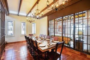 StayVistas The Barn House - Farm-View Villa with with bonfire, Indoor Pool & Bar