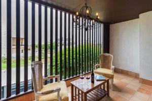 StayVistas The Barn House - Farm-View Villa with with bonfire, Indoor Pool & Bar