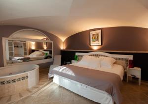 Hotels Hotel Restaurant & Spa L'Ostella : Suite Romantique avec Jacuzzi