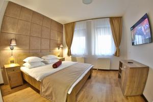 Two-Bedroom Family Suite with Balcony room in Hotel Olimp