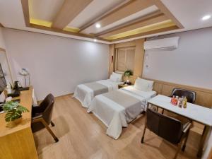 Phòng Hai Giường Đơn Loại Sang (Deluxe Twin Room)
