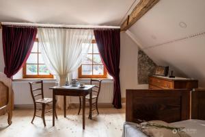 Notranjska hiša - traditional country house, close to the world attraction Cerknica lake