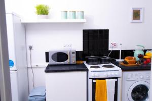 1 Bed Flat - Sleeps 4 - Parking - Wifi