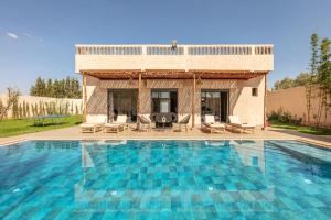 Villa Leila,piscine , grand jardin, jeux , cuisinière