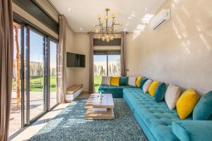 Villa Leila,piscine , grand jardin, jeux , cuisinière