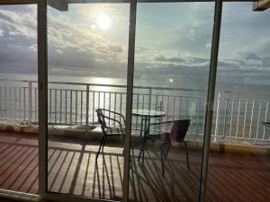 Appartements Studios en bordure de mer avec balcon Residence les Nereides : Studio