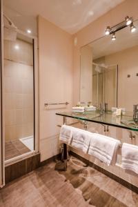 Hotels Logis L'Abreuvoir : Chambre Quadruple avec Douche