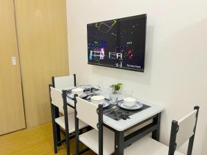 1 Bedroom with Balcony Pool View and WiFi in Grace Residences