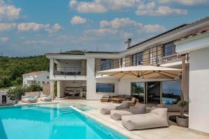 Luxury Villa Dana Indoor Pool and Sauna - Happy Rentals 