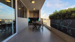 Stylish - Modern - Large Terrace - 2 Bed - 200 M From Sea - Fully Air Con