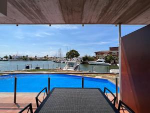 BLAU Apartamento frente a los canales y las puestas de sol de Roses