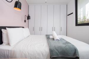 402 The Flamingo, luxury Living