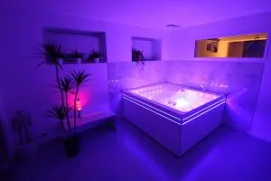 Bienvenue chez DaLo, jacuzzi, art et modernité - Strueth Bienvenue chez DaLo, jacuzzi, art et modernité - Strueth