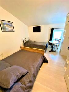 Maisons de vacances Gite 12-14p avec vue piscine chauffee en saison, terrain de petanque et jeux exterieurs : photos des chambres