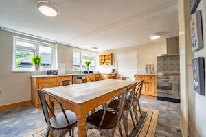 5 Bed Farmhouse Suitable for Contractors Private Parking