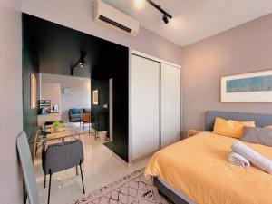 Studio Staycation DSara @ Linked MRT, Near Thomson Hospital & Sungai Buloh Hospital