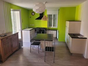 Appartements Logement avec grand balcon dans le Brionnais : photos des chambres