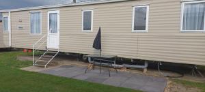 Lovely Caravan By The Beach In Pakefield, Suffolk Ref 68007Cl