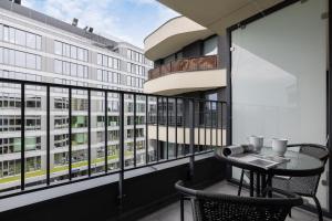 Modern Apartment suitable for Remote Work with Balcony & Parking by Renters