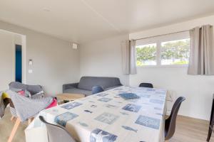 Résidence avec piscine, chalet pour 4