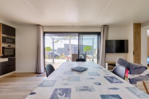 Résidence avec piscine, chalet pour 4