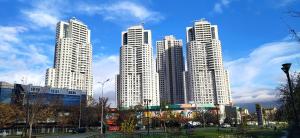 19th & 18th & 7th Floor Secure Apartments with Pool & Fitness & Parking included in price - Self check-in available