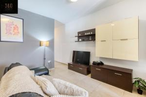 Spacious central 2BR, just off UNI & Hospital & WIFI by 360 Estates