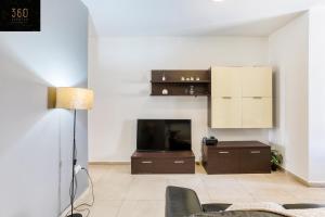 Spacious central 2BR, just off UNI & Hospital & WIFI by 360 Estates