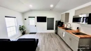 All modern Studio with private entry & parking. - Valrico