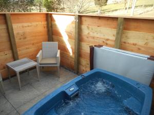 Hare Lodge with Hot Tub