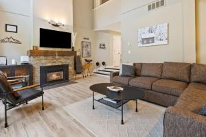 4 Bedrm Blue Mtn Condo w Sauna on Golf Course