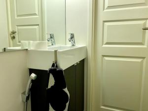 2 br apartment w balcony, wifi, parking