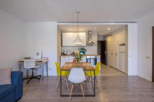 Quiet & airy modern apt. Top Centre Free Parking